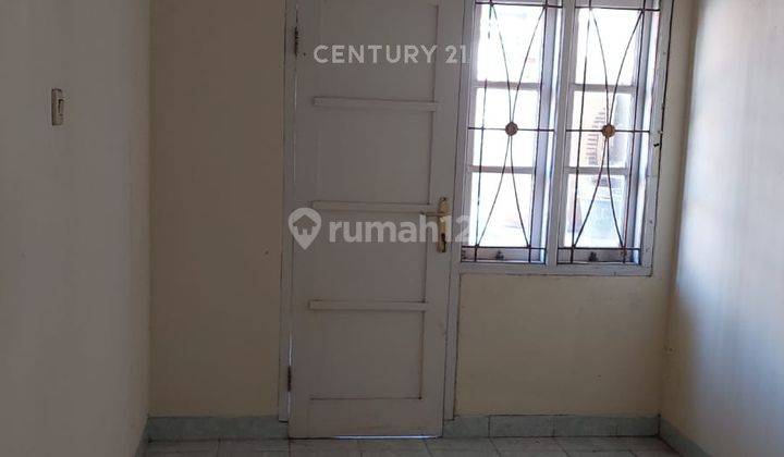 kamar tidur rumah strategis di perum tamansari