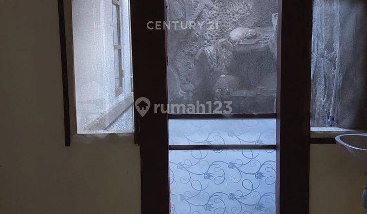 ruang tamu rumah strategis di perum tamansari