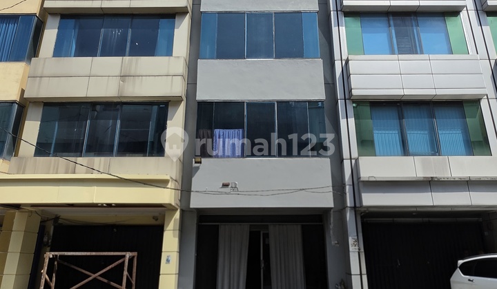 3-Story Shop House suitable for Warehouse (Ready to Use) in the Pinangsia Office Area, Lippo Karawaci 3-Story Shop House suitable for Warehouse (Ready to Use) in the Pinangsia Office Area, Lippo Karawaci