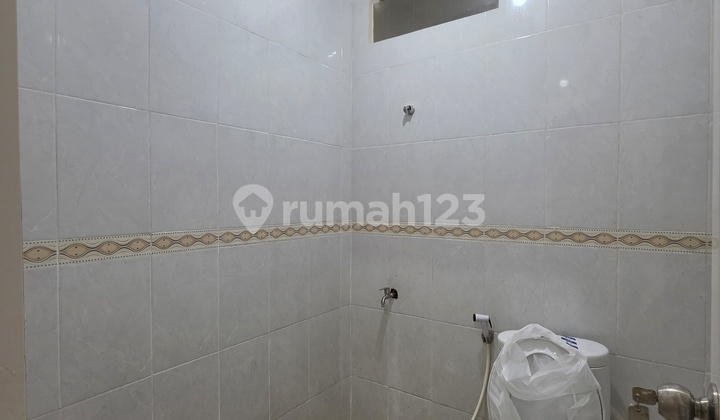 Ready-to-Use 3-Story Shophouse, suitable as Warehouse in the Pinangsia Area, Lippo Karawaci 2