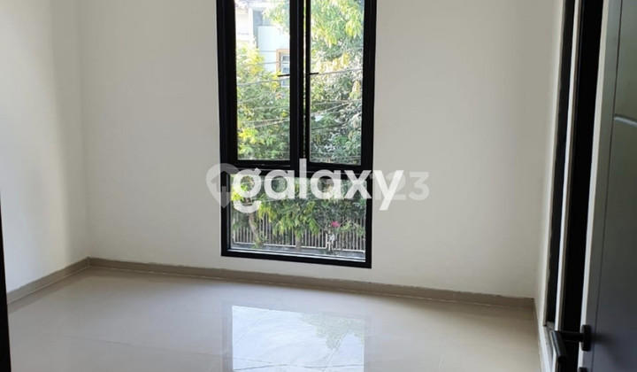 Rumah Nirwana Executive. Row Jalan 3 Mobil.