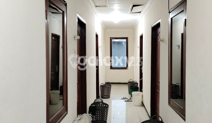 Siwalankerto Boarding House. Swimming Pool Available.