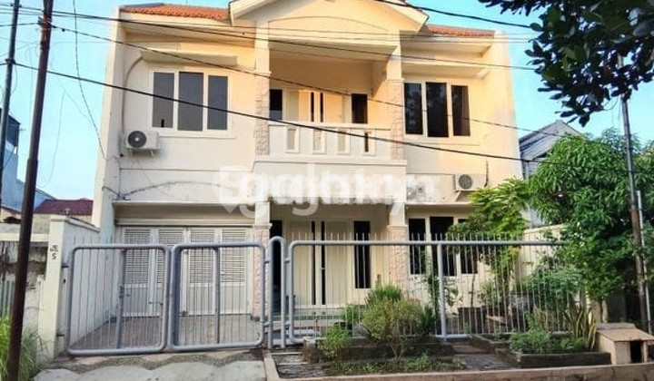 Dijual Rumah Mewah Jemursari. 2 Lantai Kondisi Siap Huni.