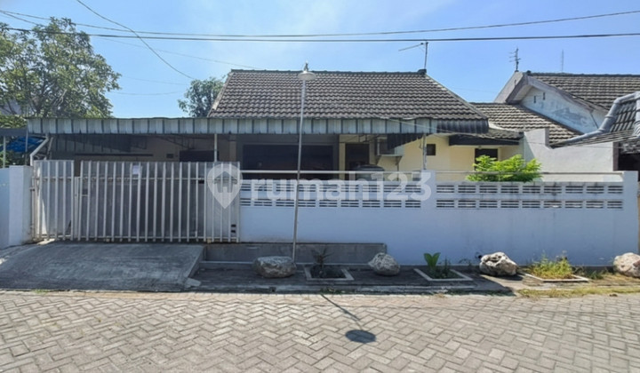 Tropodo Guest House. Clean and Well-Maintained. Close to Juanda Airport. Tropodo Guest House. Clean and Well-Maintained. Close to Juanda Airport.