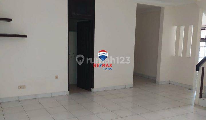 Di Jual Rumah 2 Lantai di Puri Kencana Jakarta Barat Luas 200m2 renovasi , Hanya Rp 3.9m nego  1