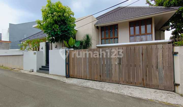 Spacious Luxury House in Joglo, West Jakarta Spacious Luxury House in Joglo, West Jakarta