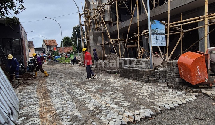 Shop house.new in a new housing estate in Larangan, Ciledug. 2