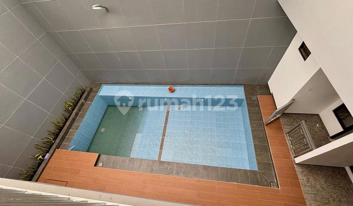 Rumah Minimalis Modern dengan Kolam Renang di di Jalan Utama 2