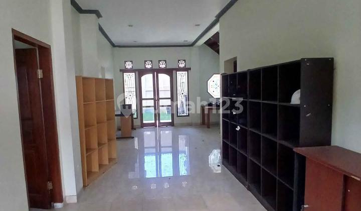 Rumah Dua Lantai Dengan Halaman Belakang Luas Dekat Renon Rumah Dua Lantai Dengan Halaman Belakang Luas Dekat Renon