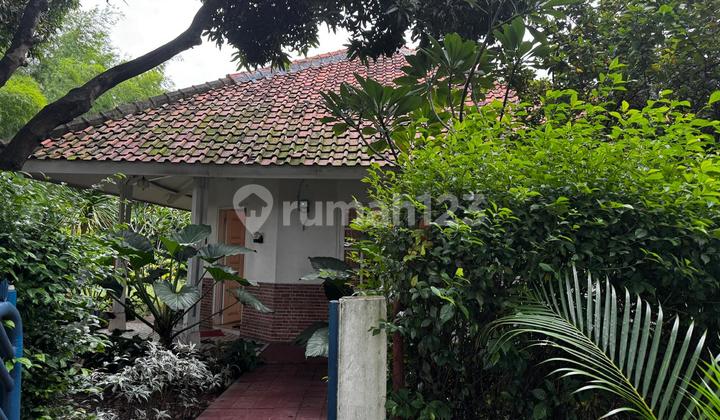 Rumah dengan Tanah yang Luas di Joglo Jakbar Wt-17756