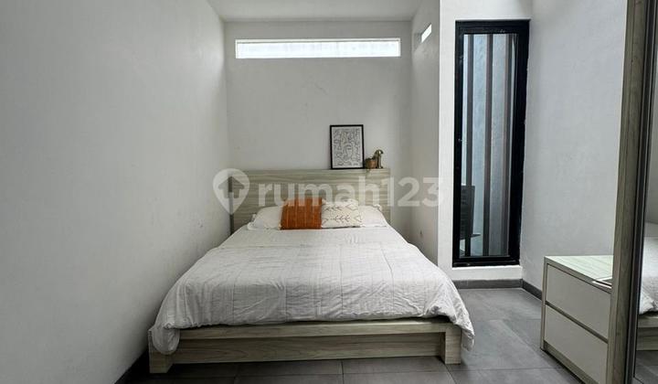 Minimalist Aesthetic House in Bintaro Tangsel Ny-17621