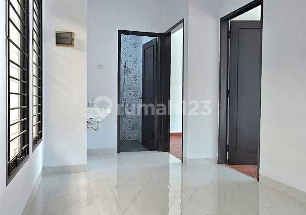 Modern House For Sale Cheap in Emerald Bintaro Jaya Sector 9 LR-12253 2