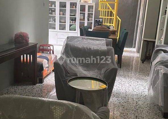 Rumah Bergaya Mediteranean, Halaman Luas di Veteran Bintaro 15665 2