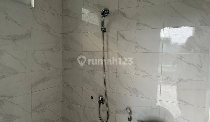 kamar mandi rumah murah 2 lantai di