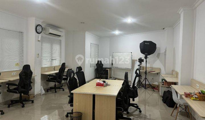 ruang keluarga rumah murah 2 lantai di