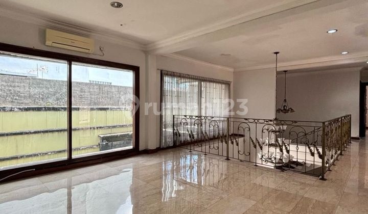 Simprug - [for Sale]: Inside Complex, Strategic Location, 2-Story Building. 2