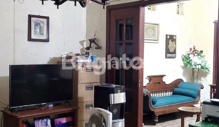 RUMAH LAMA TENGAH KOTA SURABAYA DI TUMAPEL DEKAT KAMPUS WIDYA MANDALA RAYA DARMO