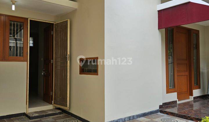 Rumah kontrak 2 lt baru renov semi furnished di Cipinang Indah 2