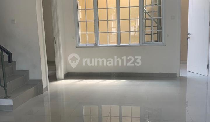 2-Story House in Paramount Village 2