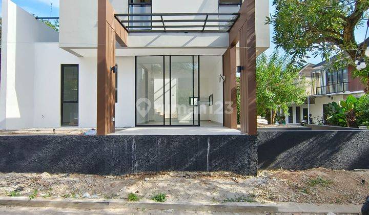 Rumah 2 lantai , Depan taman di area BSD 1
