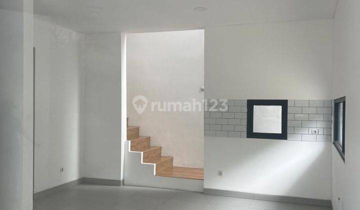 Rumah 2 lantai , Depan taman di area BSD 5