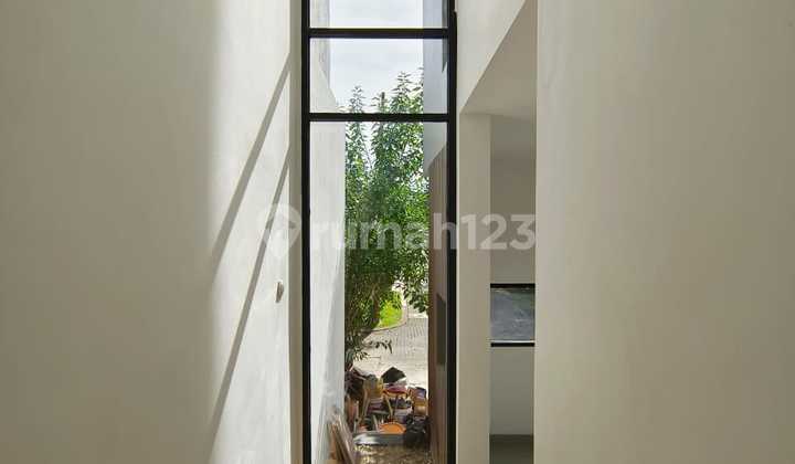 Rumah 2 lantai , Depan taman di area BSD 8