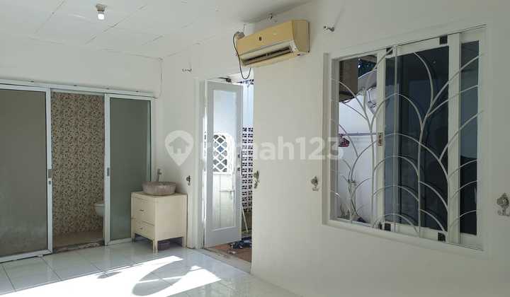 Rumah Hoek, 250M2, Baru Renovasi, Lokasi Sempur Dekat Istana Bogor, Siap Huni