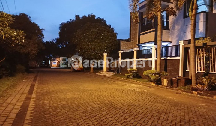 For Sale Well-maintained House at Pantai Mentari Kenjeran, Ocean Park cluster, row with 4-car road access near the gate. 2