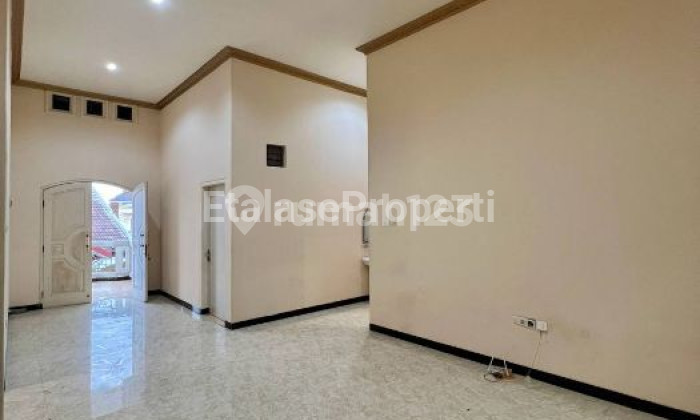 Jual Under Market Rumah Classic Hoek Siap Huni Di Sutorejo Selatan 2