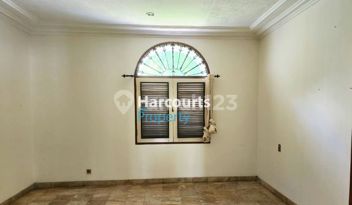 DI JUAL RUMAH EROPA KLASIK AREA PERMATA HIJAU Nih Bestie , Lokasi Pinggir Jalan Raya Loh Jadi Bisa Untuk Usaha Juga Nih Bes !!  2