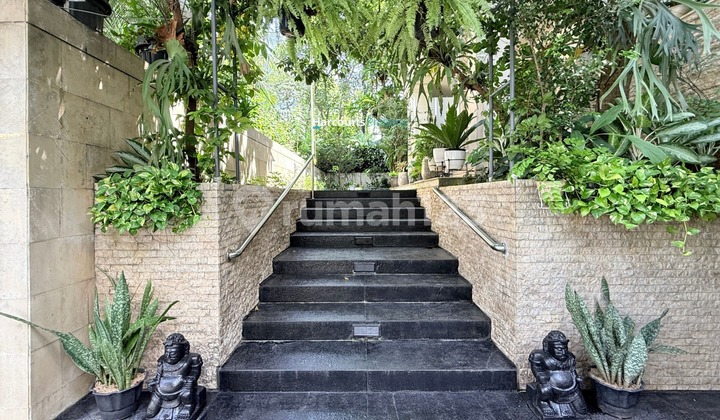 Disewa Rumah Mewah Terawat Area Kebayoran Baru di Area Wijaya Lokasi Tenang dan Tinggal Jalan Kaki ke Blok M Loh Bolo , Cocok untuk Kedutaan !! 2