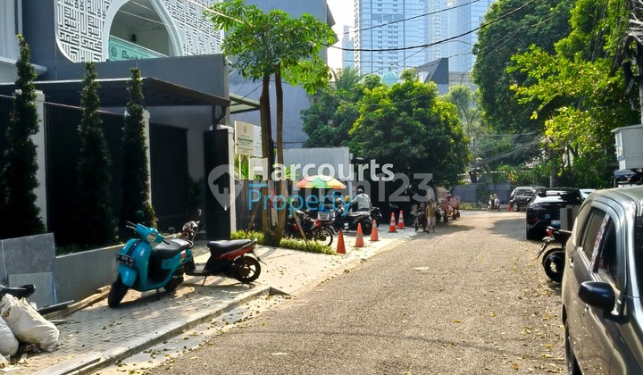 For Sale Classic Well-Maintained House in Senopati Area, Kebayoran Baru, Nih Bossque, Just a Step Away to SCBD and Senopati, You Know !! 2