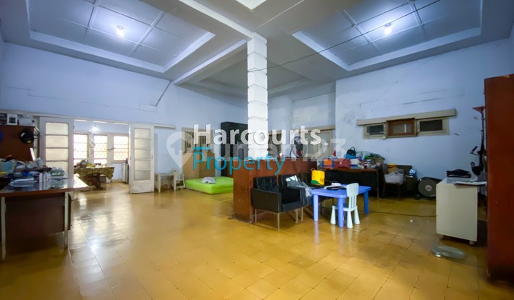 For Sale Old House Needs Rebuilding in Hang Tuah Area, Kebayoran Baru – Perfect for Business, Boss! In the Elite Senayan Area, Come On, Let’s Build Your Business Here!!
