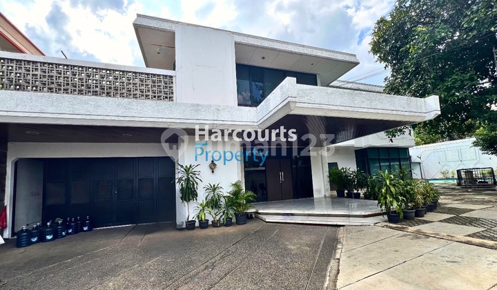 Dijual Rumah Luas Nuansa Klasik Area Jl. Zamrud Permata Hijau