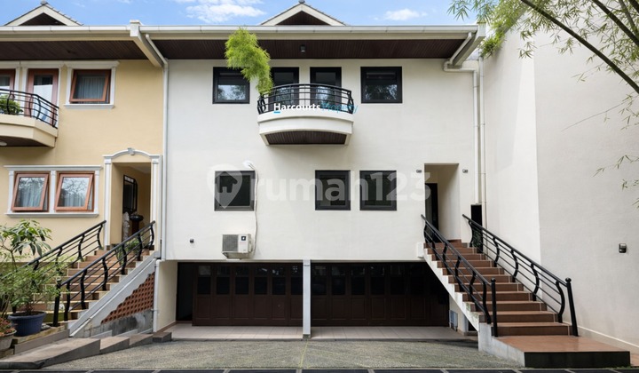 Dijual/Disewa Rumah Townhouse Klasik 2 Lantai Area Jl. Kemang Utara