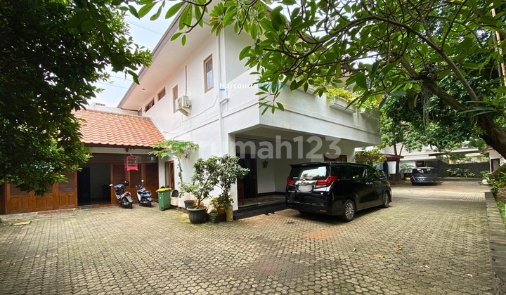 For Sale 2-in-1 Classic Tropical House in Premium Sisingamangaraja Area, Kebayoran Baru 2