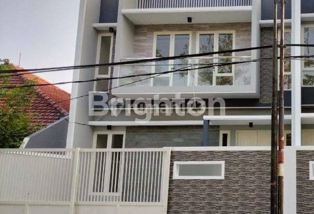 RUMAH DI MANYAR TIRTOMOYO SURABAYA DEKAT PETRA 1