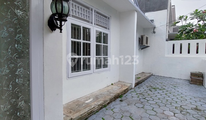 Semi-Furnished Newly Renovated Rarely Available House in Sector 9 Bintaro. 2