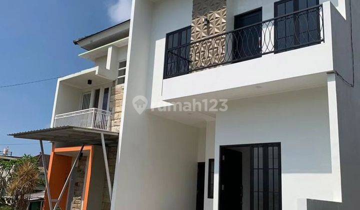 Rumah modern 2 lantai di perumahan Ratimaya Batu 1