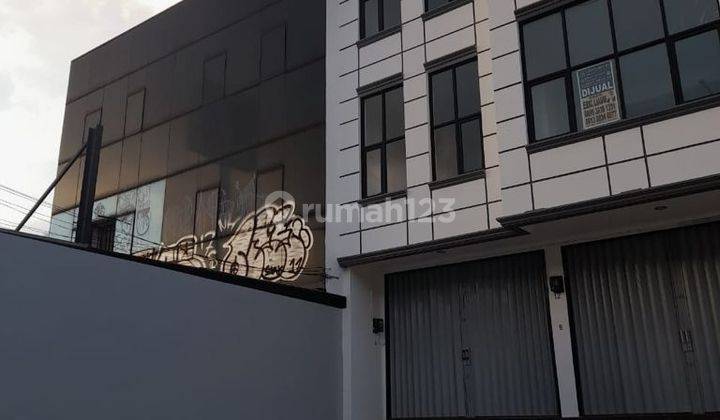Ruko 3 lantai gandeng 3 luas 328 SHM Bagus tanpa renovasi 12