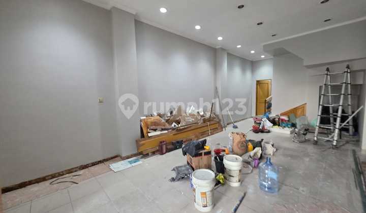Cheap Quick Sale 3-Story Shop House on Pesanggrahan Street, Kembangan, Central Jakarta 2