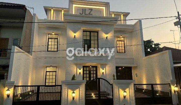 RUMAH GRESS COLONIAL MODERN STYLE  DG ROW 3 MOBIL, DI KERTAJAYA 1