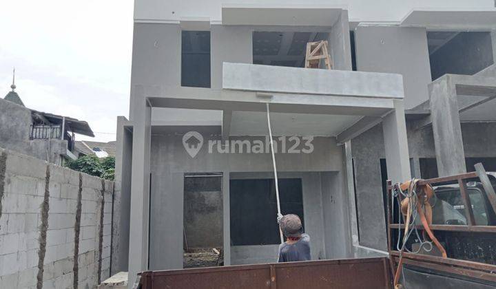 Rumah dua lantai dalam cluster akses dua mobil murah di Condet Jakarta timur  1