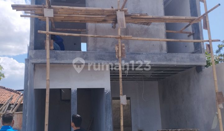 Rumah dua lantai akses dua mobil lingkungan cluster di Cilangkap jakarta timur Rumah dua lantai akses dua mobil lingkungan cluster di Cilangkap jakarta timur