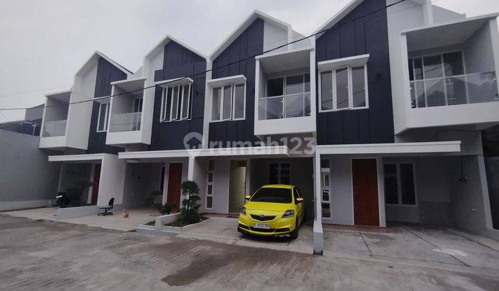 Rumah dua lantai dalam cluster lingkungan tenang di condet