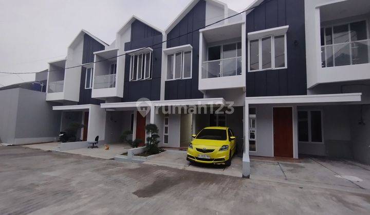 Rumah dua lantai dalam cluster lingkungan tenang di condet