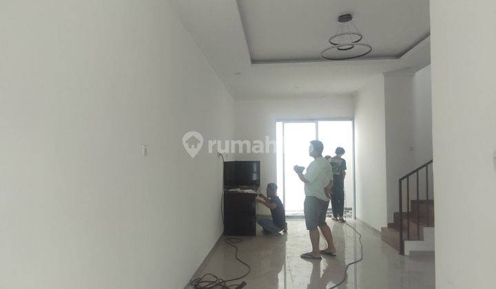 Rumah Di  Dalam Lingkungan Komplek Akses Dua Mobil Di Cijantung Jakarta Timur 2