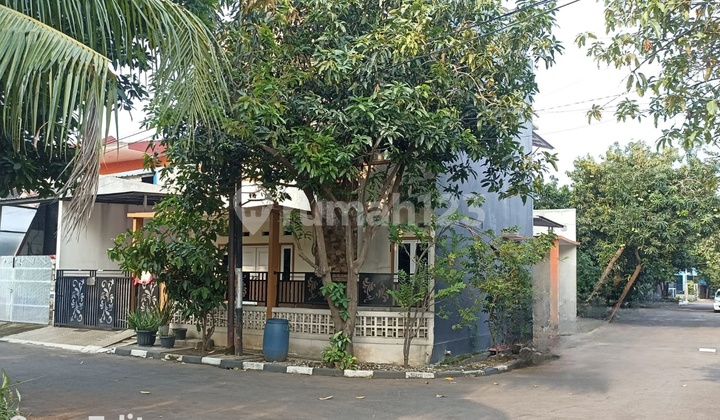 Corner House in front of Park at Duta Harapan, Harapan Baru Bekasi Utara Corner House in front of Park at Duta Harapan, Harapan Baru Bekasi Utara