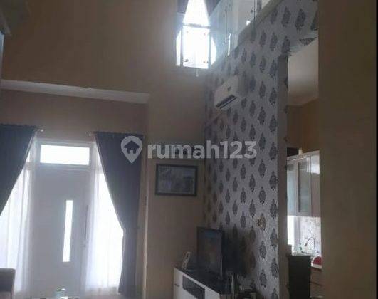 ruang tamu rumah cantik di perumahan taman