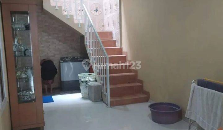 ruang keluarga rumah cantik di perumahan taman